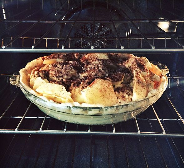 molly sims apple pie in oven